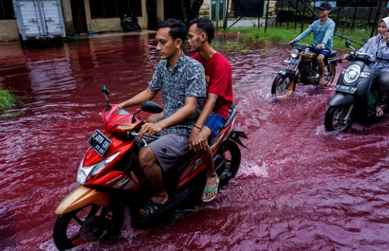 Uji me ngjyrë të kuqe përmbyt një fshat në Indonezi