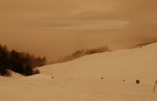 Fenomen i pazakontë, bora e verdhë çudit turistët në Alpet e Italisë