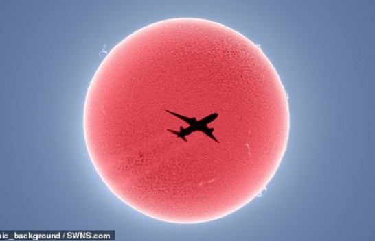 'Një në një milion': Fotografi kap momentin mahnitës, aeroplani duke kaluar para Diellit [Foto]
