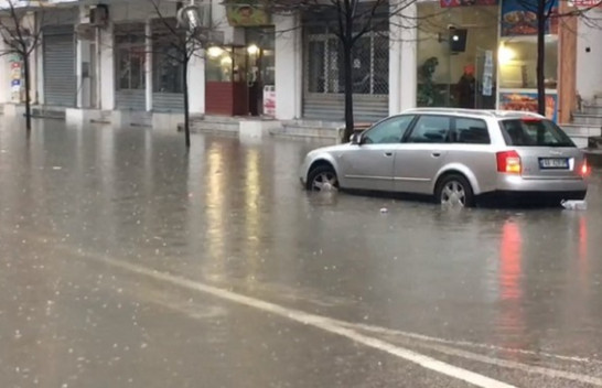 Reshjet e shiut shkaktojnë përmbytje në rrugët e Vlorës