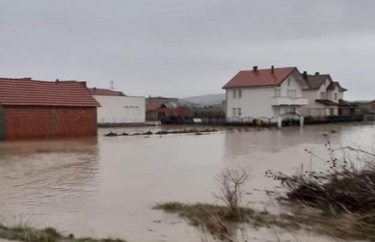 Përmbyten disa shtëpi nga reshjet e shiut në Drenas