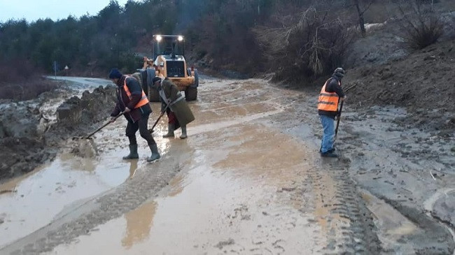 Reshje të dendur shiu dhe rrëshqitje dherash, ARRSH jep njoftim mbi gjendjen e akseve rrugore