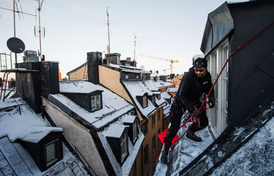 Suedi, pastruesit profesionistë të çative, në aksion për ta larguar borën