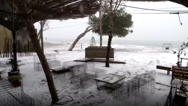 E kemi paralajmëruar: Si rrallëherë borë në Shëngjin