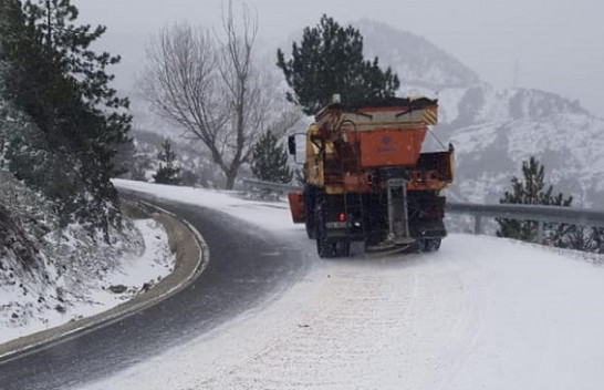 Shqipëria ‘nën dëborë’, ARRSH apel shoferëve: Mos lëvizni pa pajisje dimërore