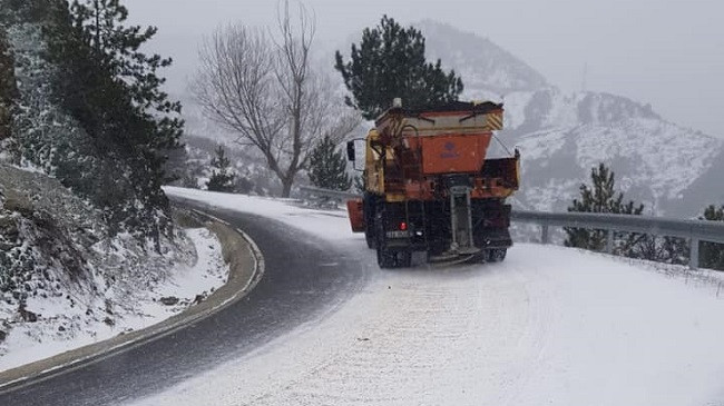 Shqipëria ‘nën dëborë’, ARRSH apel shoferëve: Mos lëvizni pa pajisje dimërore