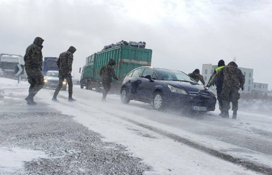 Shqipëria nën stuhinë e borës/ Ushtria shqiptare u del në ndihmë qytetarëve të bllokuar