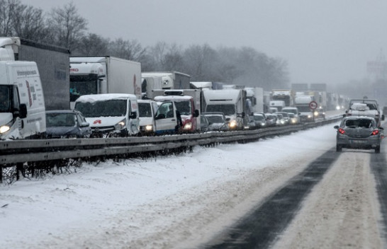 Dimri ekstrem shkakton dhjetëra aksidente dhe kolona në Gjermani