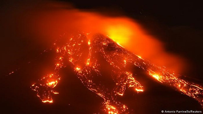 Etna shpërthen sërish, spektakli i vullkanit me hi dhe llavë, mbyllet aeroporti i Katanias