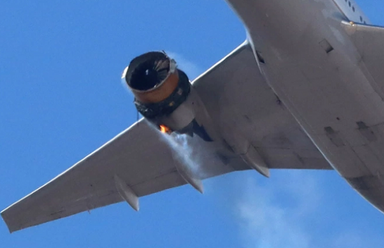 Momente dramatike: Shpërthen motori i aeroplanit, copat bien në një zonë të populluar [Pamje]