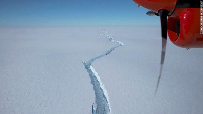 Ajsbergu me madhësinë e Los Angeles shkëputet nga Brunt Ice Shelf