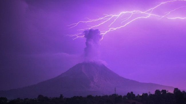 Rrufetë ndriçojnë frikshëm mbi vullkanin Sinabung të Indonezisë
