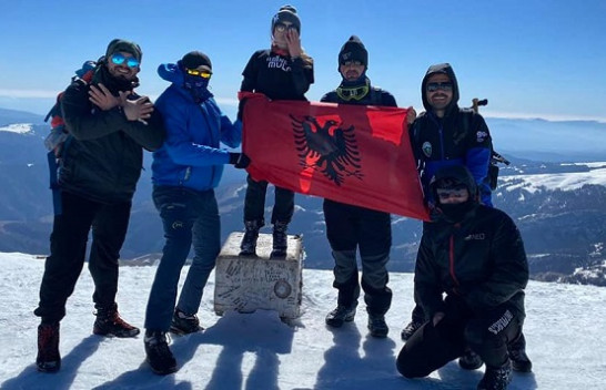Bjeshkatarët nga Kosova ‘pushtojnë’ majën më të lartë në Serbi, valëvisin flamurin kuq e zi