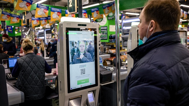Të paguash me fytyrën tënde/ 52 supermarkete në Moskë kanë instaluar sistemin e ri