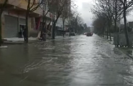Era të forta dhe rrebeshe shiu, përmbyten disa rrugë në Durrës