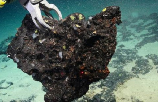 Mineralet në fund të oqeanit mund të përdoren për prodhimin e baterive të veturave elektrike