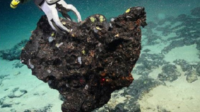 Mineralet në fund të oqeanit mund të përdoren për prodhimin e baterive të veturave elektrike
