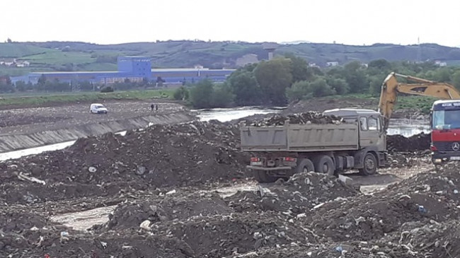 SKANDALOZE: Komuna e Vushtrrisë e rregullon shtratin e lumit Sitnica me mbeturina