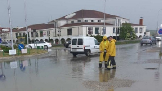 Reshjet të mëdha shiu në Drenas, ekipet emergjente dalin në teren