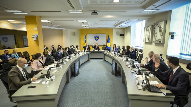 Lehtësohen masat kundër COVID-19 në Kosovë, hiqet ora policore dhe pjesërisht maskat