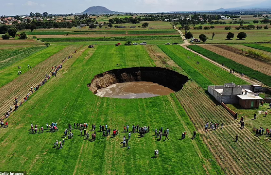 Momente dramatike/ Hapet gropa gjigante në mes të fushës [Foto+Video]