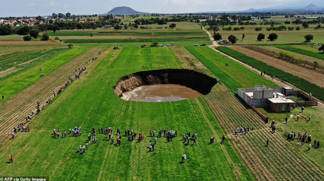 Momente dramatike/ Hapet gropa gjigante në mes të fushës [Foto+Video]
