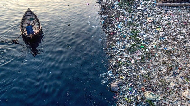 Plastika dhe mbetjet ushqimore kanë tejmbushur lumenjtë dhe oqeanet