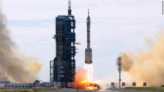 Kina nis me sukses misionin duke dërguar astronautë në stacionin e ri hapësinor