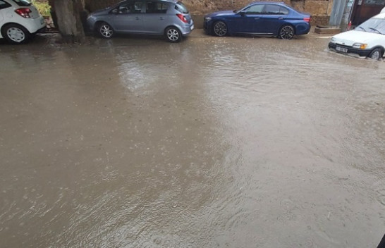 Shiu përmbytë rrugët në Prishtinë