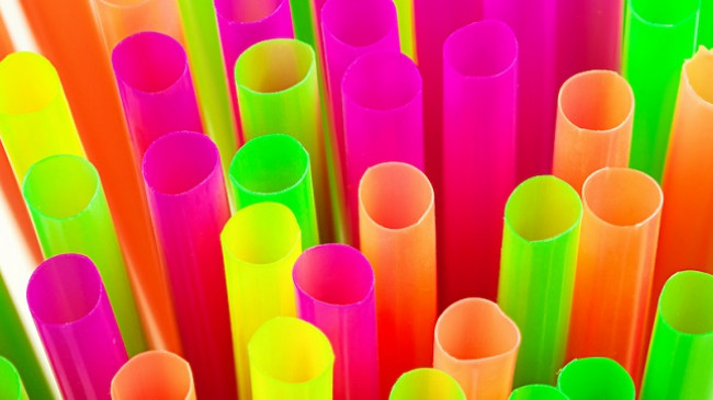 BE, hyn në fuqi ligji që ndalon përdorimin e produkteve plastike njëpërdorimëshe