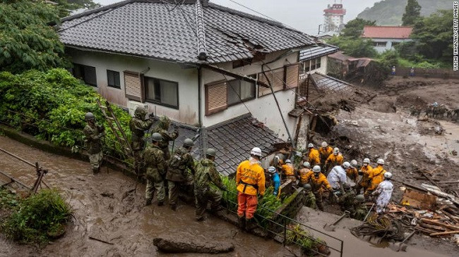 Rrëshqitja e dheut në Atami të Japonisë, të paktën 80 persona llogariten të zhdukur