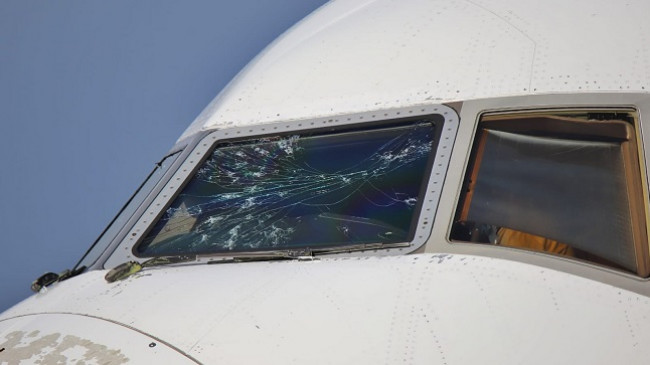 Aeroplani goditet nga breshëri, piloti detyrohet të bëjë ulje emergjente në Itali