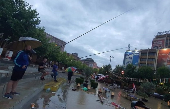 Qytetarët ‘peshkojnë’ në sheshin e Prishtinës pas përmbytjeve [Foto]