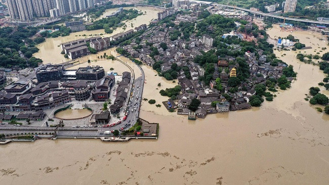 Përmbytjet mbërthejnë Kinën, 12 të vdekur dhe mbi 200 mijë të evakuuar [Foto]