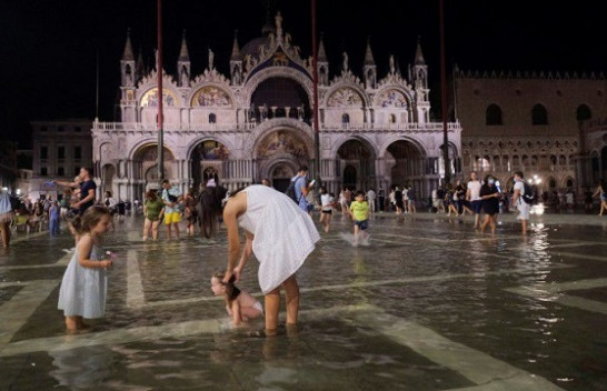 Përmbytet sheshi ‘San Marco’ në Venecia, turistët argëtohen