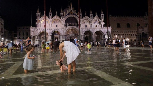 Përmbytet sheshi ‘San Marco’ në Venecia, turistët argëtohen