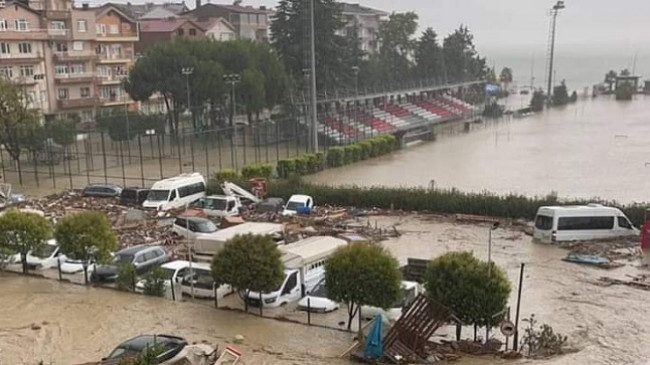 Pas zjarreve, Turqia goditet nga përmbytjet