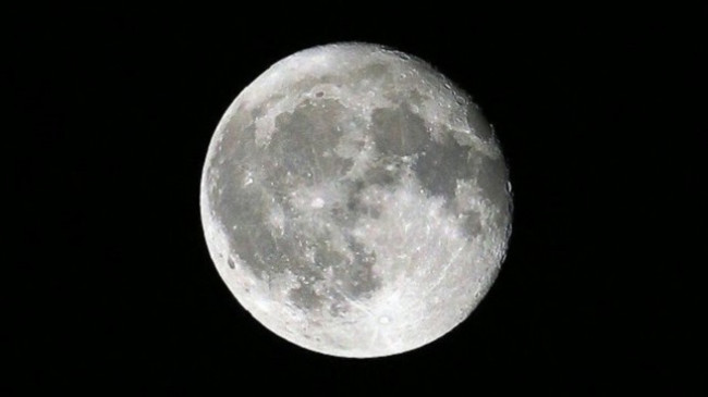 Kompanitë japoneze dhe izraelite do të prodhojnë oksigjen nga sipërfaqja e Hënës