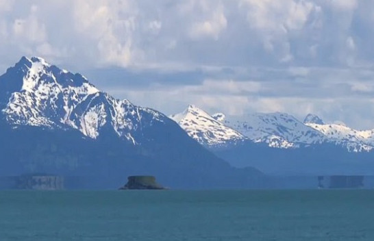 Iluzioni optik e bën të duket sikur ishulli në Alaska po ‘fluturon’ mbi ujë [Video]