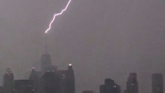 Momenti kur rrufeja godet qendrën tregtare në New York [Video]