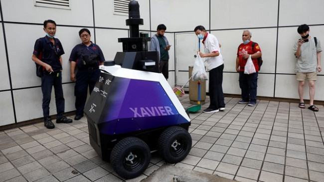 Singapori teston robotët, do të ‘spiunojnë’ qytetarët për shkeljen e rregullave në publik