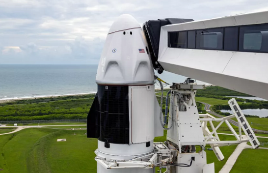 SpaceX i Elon Musk shtyn dërgimin e civilëve në hapësirë