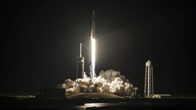SpaceX nis raketën e parë me ekuipazh të përbërë nga civilë