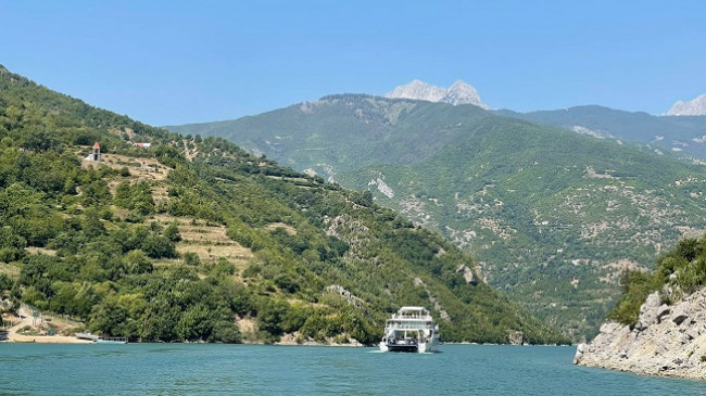 Mbi 75 mijë turistë vendas e të huaj vizituan liqenin e Komanit, Fierzës dhe lumin e Shalës