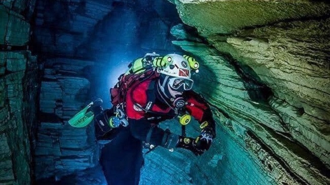 Panoramë mahnitëse në shpellat nënujore të Viroit