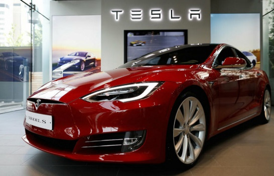 Tesla prek vlerën e 1 trilion dollarëve