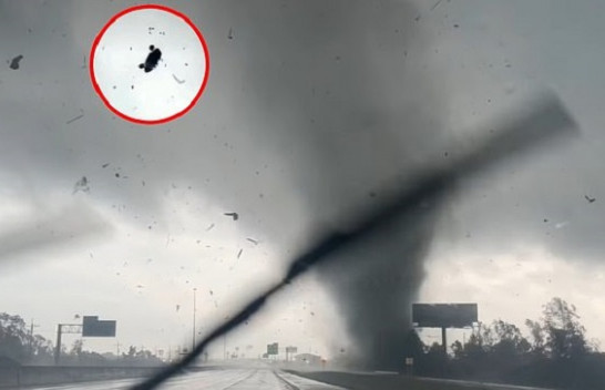Skena apokaliptike në Luiziana, tornado ngre në ajër motorin