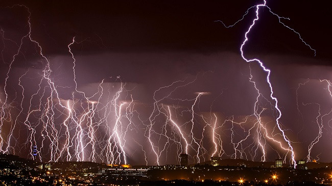 10 vendet ku rrufeja godet më së shumti në botë