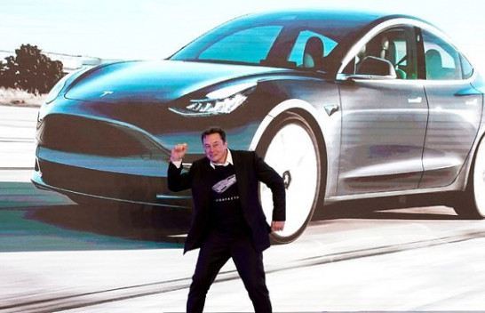 Elon Musk shet 5 miliard dollarë aksione të Teslas, pas sondazhit në Twitter