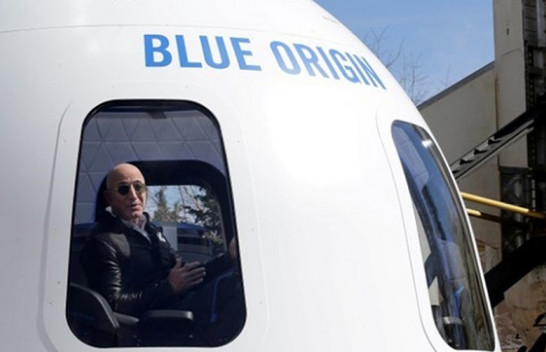 Jeff Bezos: Në të ardhmen, do jetojmë në hapësirë, pushimet do t’i bëjmë në Tokë